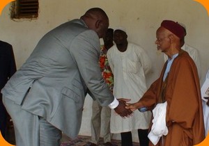 poignée de main entre le pasteur Louis Oguéré (à gauche) et l'imam Moussa Naïbi (photo Vonou/ACAP)