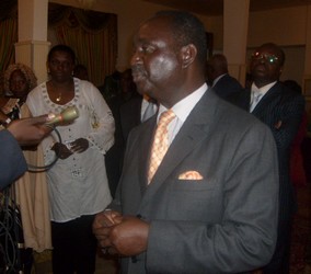 François Bozizé, entouré de journalistes, lors d'une interview au salon des ambassadeurs du palais présidentiel (photo Kobadobo/ACAP)