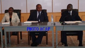 Emilie Béatrice Epaye, Parfait Anicet Mbay et Sylvain Ndoutingaï face à la presse, mercredi à Bangui (photo G. Kobadobo/Acap)