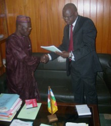 Cyriaque Gonda recevant le Rapport des Premiers Etats Généraux des Médias Centrafricains Cyriaque Gonda recevant le Rapport des Premiers Etats Généraux des Médias Centrafricains