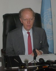 Jan K. F. Grauls s'entretenant avec la presse le 11 juillet à Bangui