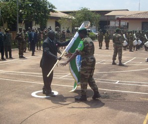 Le ministre congolais de la défense remettant le drapeau de la CEEAC au vice amiral Hilaire Mokoko Ph/ Kobadobo (ACAP)