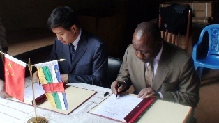 L'ambassadeur de Chine en RCA et le Ministre d'Etat Sylvain Maliko paraphant les documents