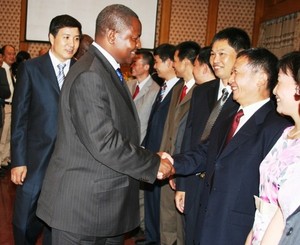 Le Premier ministre Faustin Archange Touadéra félicite les membres de la douzième mission sous le regard de l'ambassadeur Shi Hu
