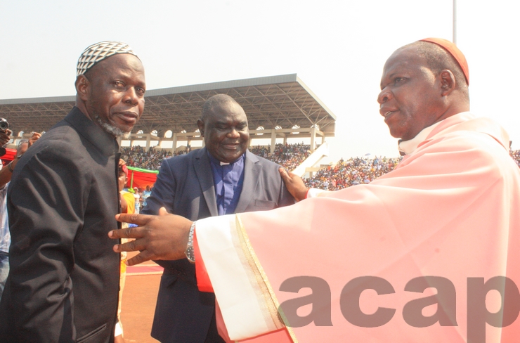 Le Cardinal Nzapalaïnga en compagnie de l'Imam Oumar Kobine Layama et du Pasteur Nicolas Guérékoyamè Gbangou
