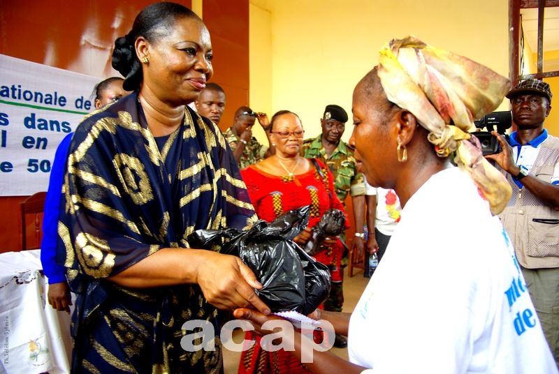Madame Marguerite Tina Touadéra remet un lot de médicaments à la Maison d’arrêt pour femmes de Bimbo