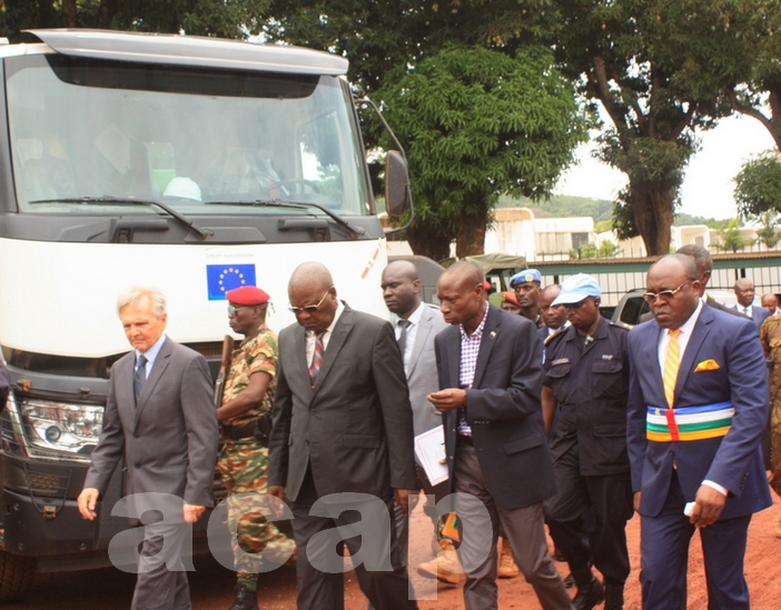 Simplice Mathieu Sarandji en compagnie du Chef de la Délégation de l'UE et des maires de Bimbo et Bangui