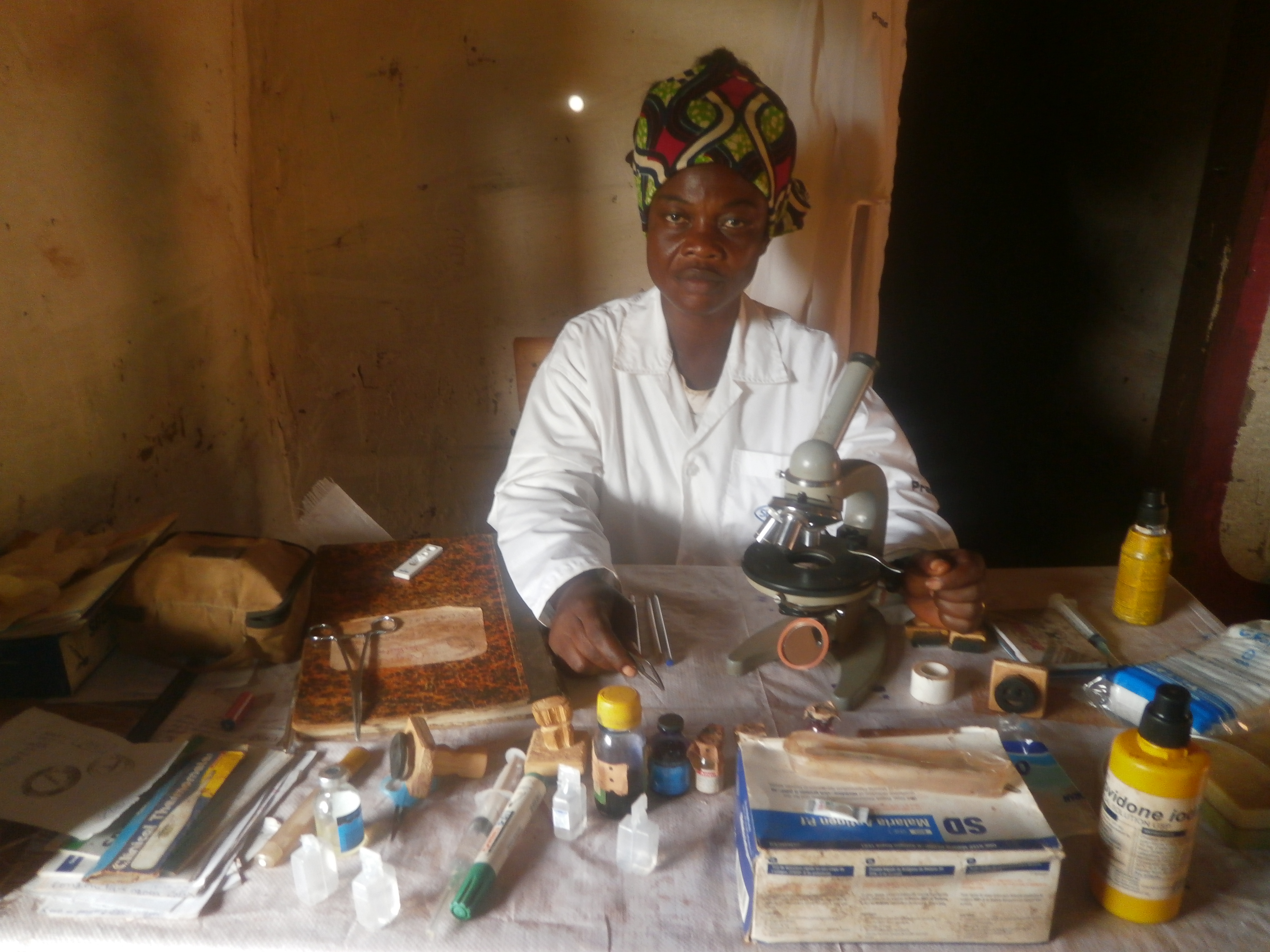 Annick Pomy dans sa pharmacie à Ndangala