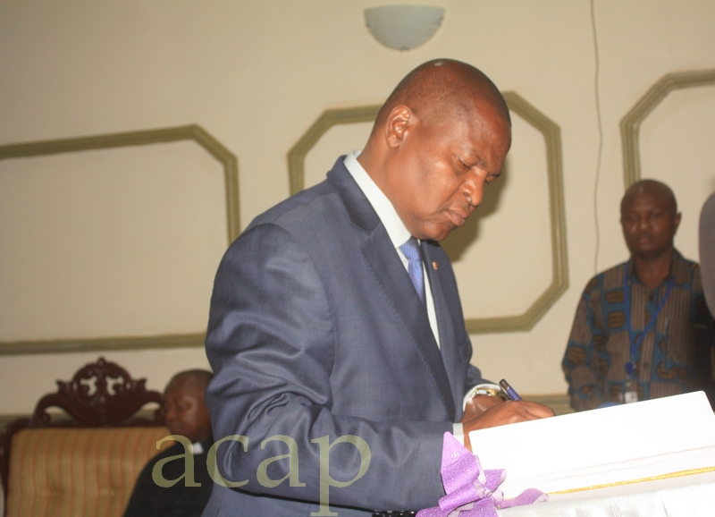 Faustin Archange Touadéra signant le livre des condoléances à la cathédrale Notre Dame de Bangui