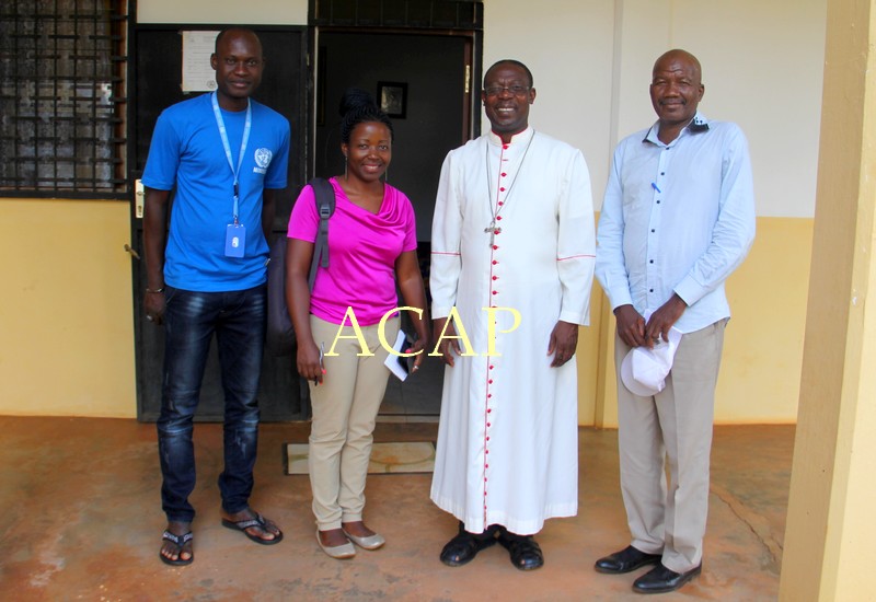 L’Evêque Dennis Kofi Agbenyadzi de Berbérati en compagnie des journalistes en mission