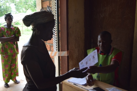 Electrice de Damara dans un bureau de vote