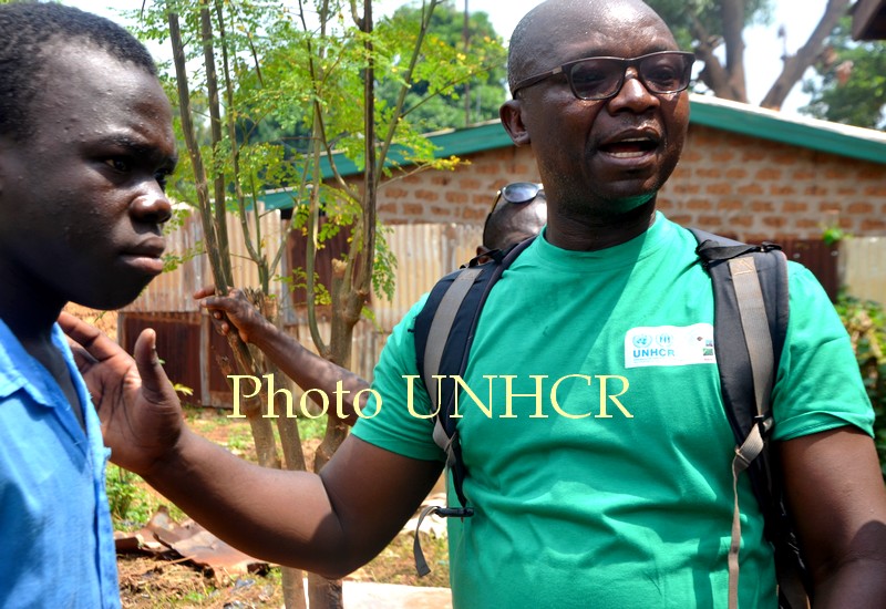 Le Coordonnateur de l’ONG AGA,Jean-Benjamin Ngoloté accompagne d'un orphelin bénéficiaire du projet