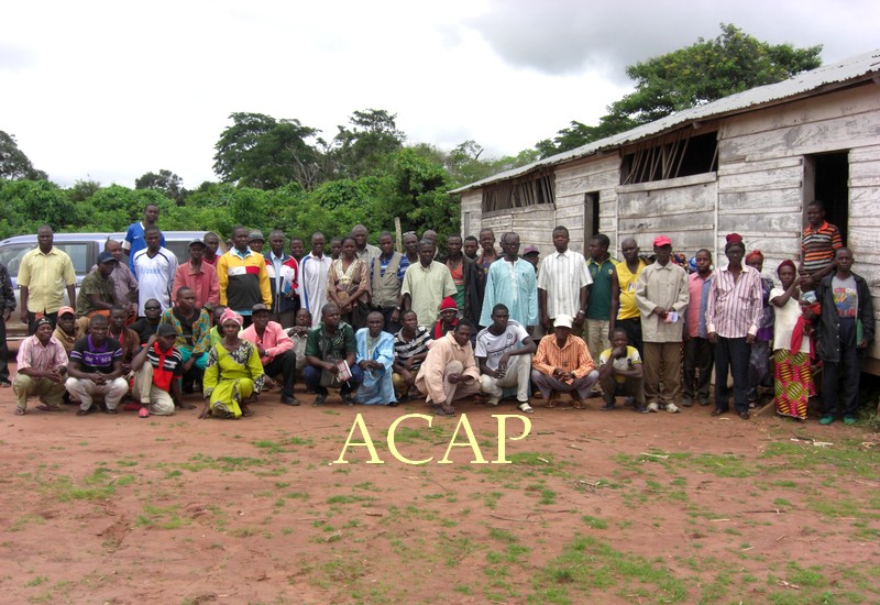 Photo de famille des habitants de Yamalé, après la séance d'information