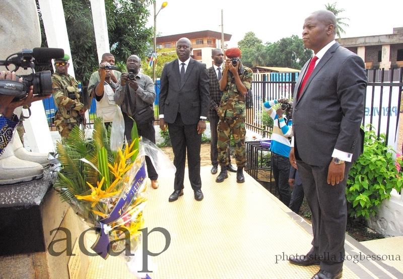 Le président Touadéra au pied du monument Boganda le 13 août 2017