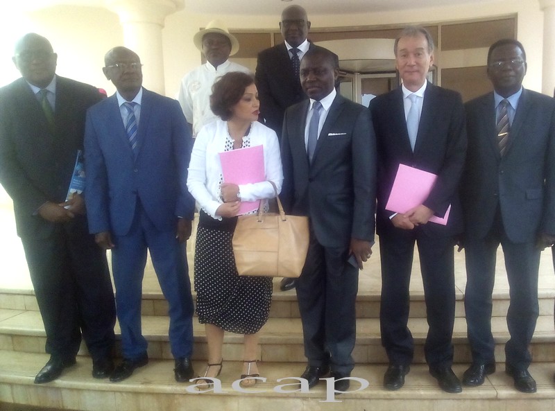 photo de famille après la signature
