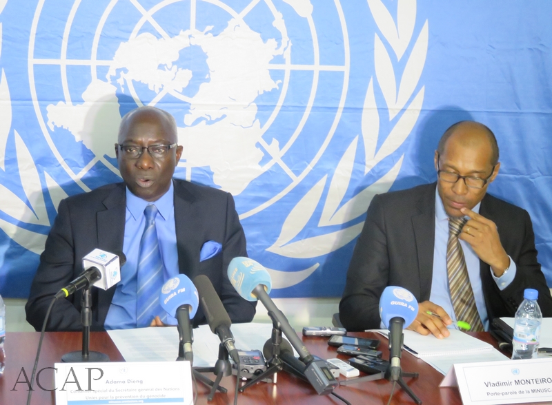 Le Conseiller spécial Adama Dieng (g), lors de la conférence de presse