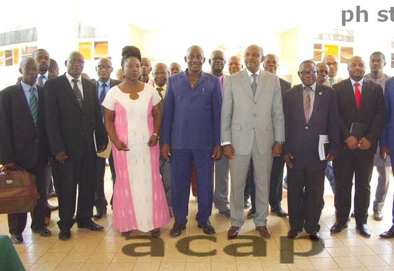 Photo de famille du Ministre Kazagui, du Président du HCC et des patrons des médias