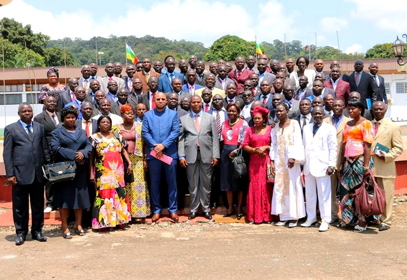 Photo de famille du Président Touadéra avec les préfets et sous-préfets