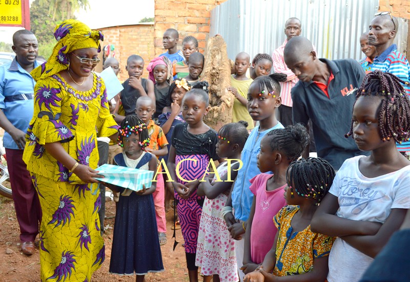 Remise symolique des cadeaux aux dix premiers enfants de la Fondation Maman Ndoyo