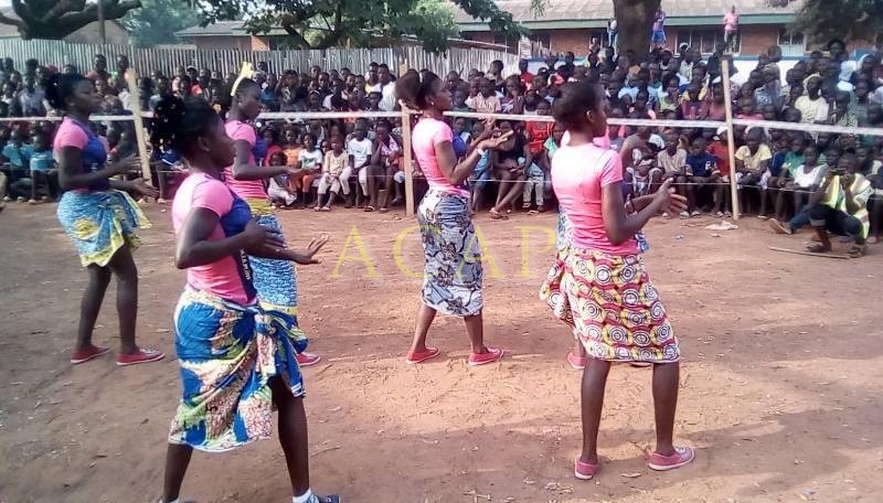 Jeunes filles pendant une représentation à la paroisse Saint-Pierre de Gobongo
