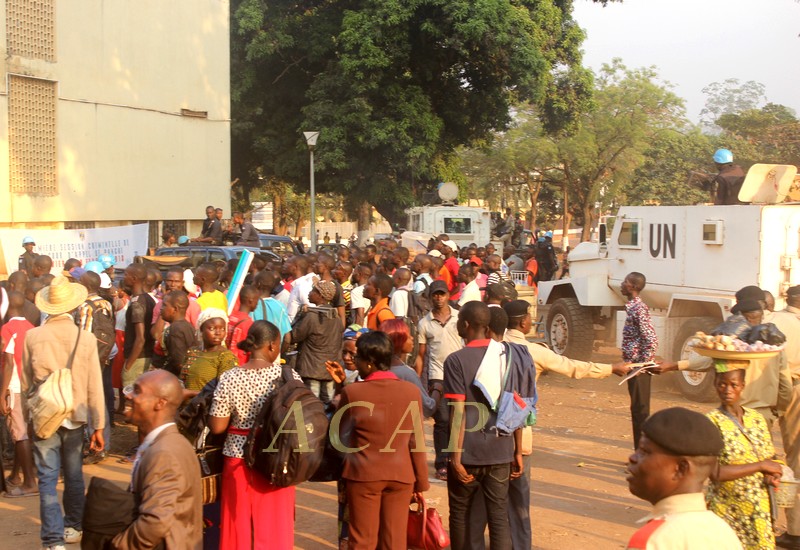 Curieux devant la salle d'audience de la Cour de cassation, jeudi 11 janvier à Bangui