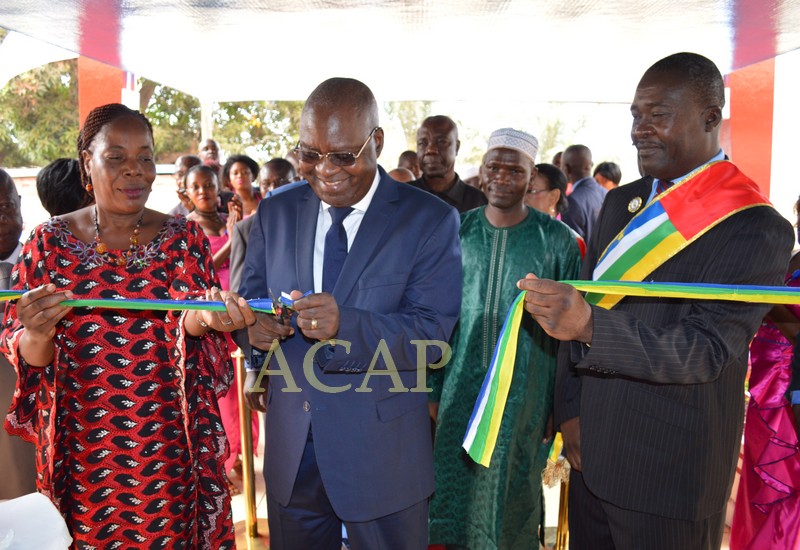 La coupure du ruban symbolique par le Premier ministre Sarandji