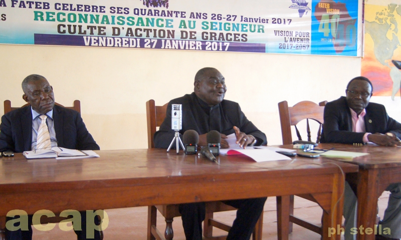 Le révérend pasteur Nicolas Guérékoyamè Gbangou (milieu) pendant sa conférence de presse, mardi 20 février à la Faculté de théologie de Bangui
