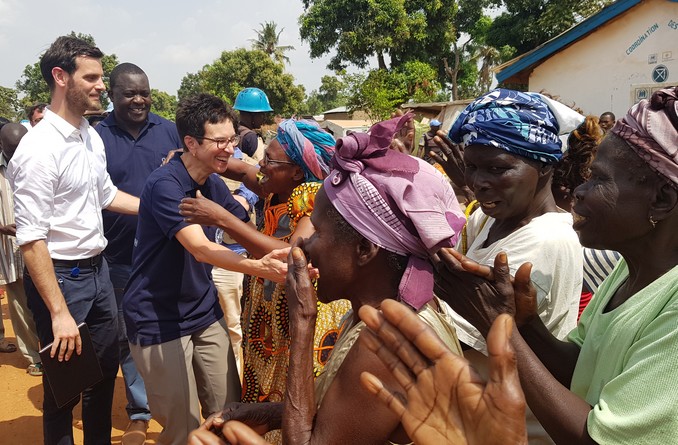 Ursula Mueller parmi visite les populations du 3ème arrondissement de Bangui