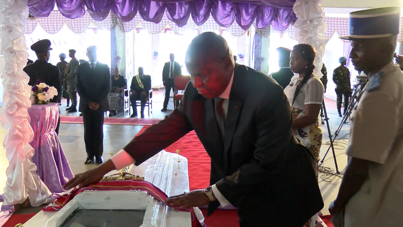 Le Président Touadéra posant une distinction honorifique sur le cercueil de Michel Adama Tamboux (photo TVCA)
