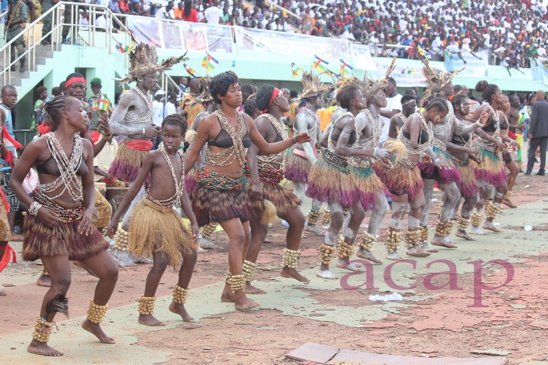 Groupe de danse traditionnelle sur la piste du complexe sportif Barthélemy Boganda (archives ACAP)