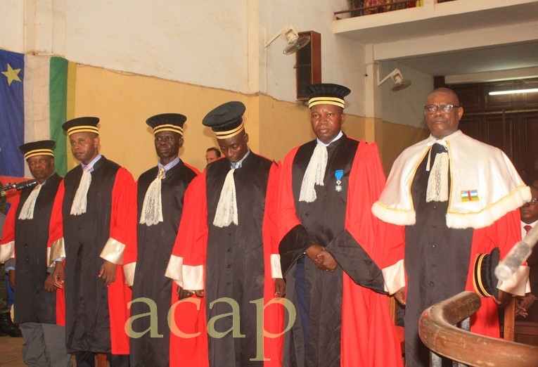 Six juges de la Cour pénale spéciale lors de leur prestation de serment, le 30 juin 2017