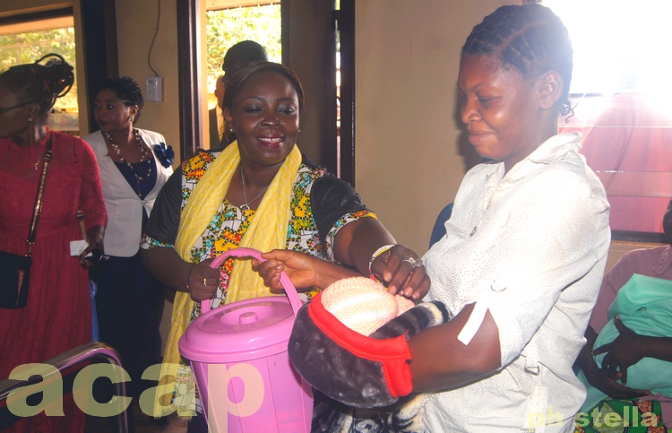 Jeune maman recevant un kit remis par la ministre Gisèle Aline Pana
