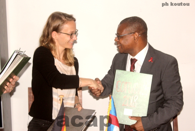 Sarah Nohr et Pierre Somsé après la signature de la convention