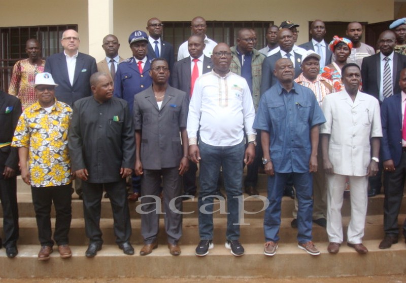 Photo de famille après l'inauguration du bâtiment