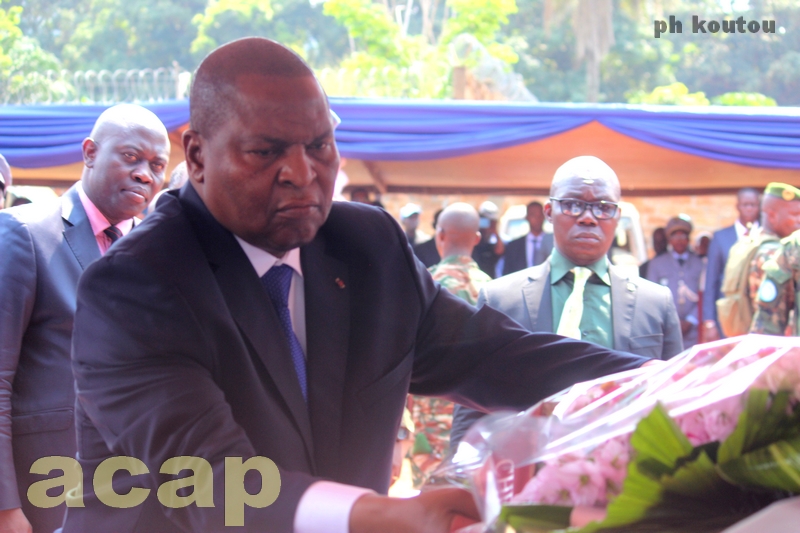 Le Président Faustin Archange Touadéra déposant une gerbe de fleurs sur le cercueil de Louis Mazangué