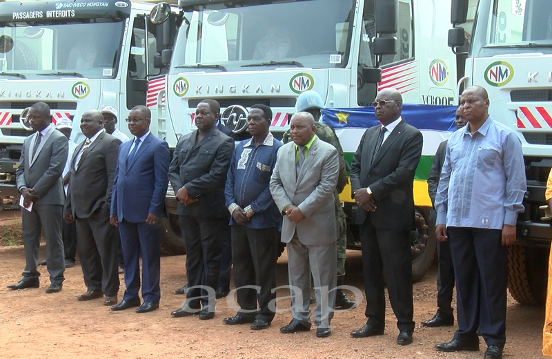 Le Président Touadéra (à droite) et sa délégation, lors de la visite à l'ONM, près de l'aéroport de Bangui M'poko