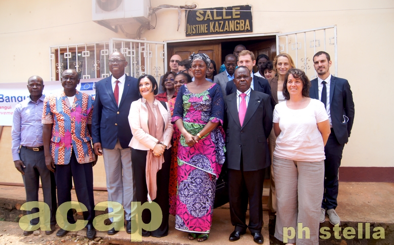 Photo de famille après le lancement des projets par Virginie Mbaïkoua (au centre)