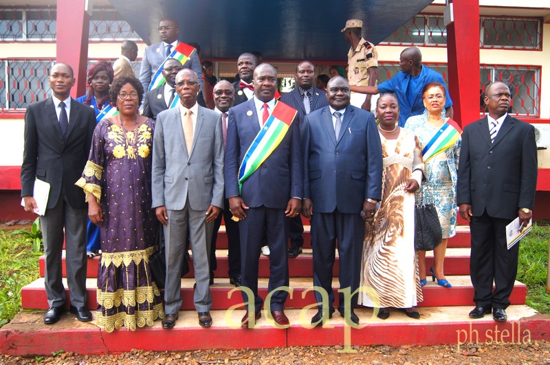Photo de famille avec le président du Conseil économique et social, Alfred Taïnga Poloko (centre)