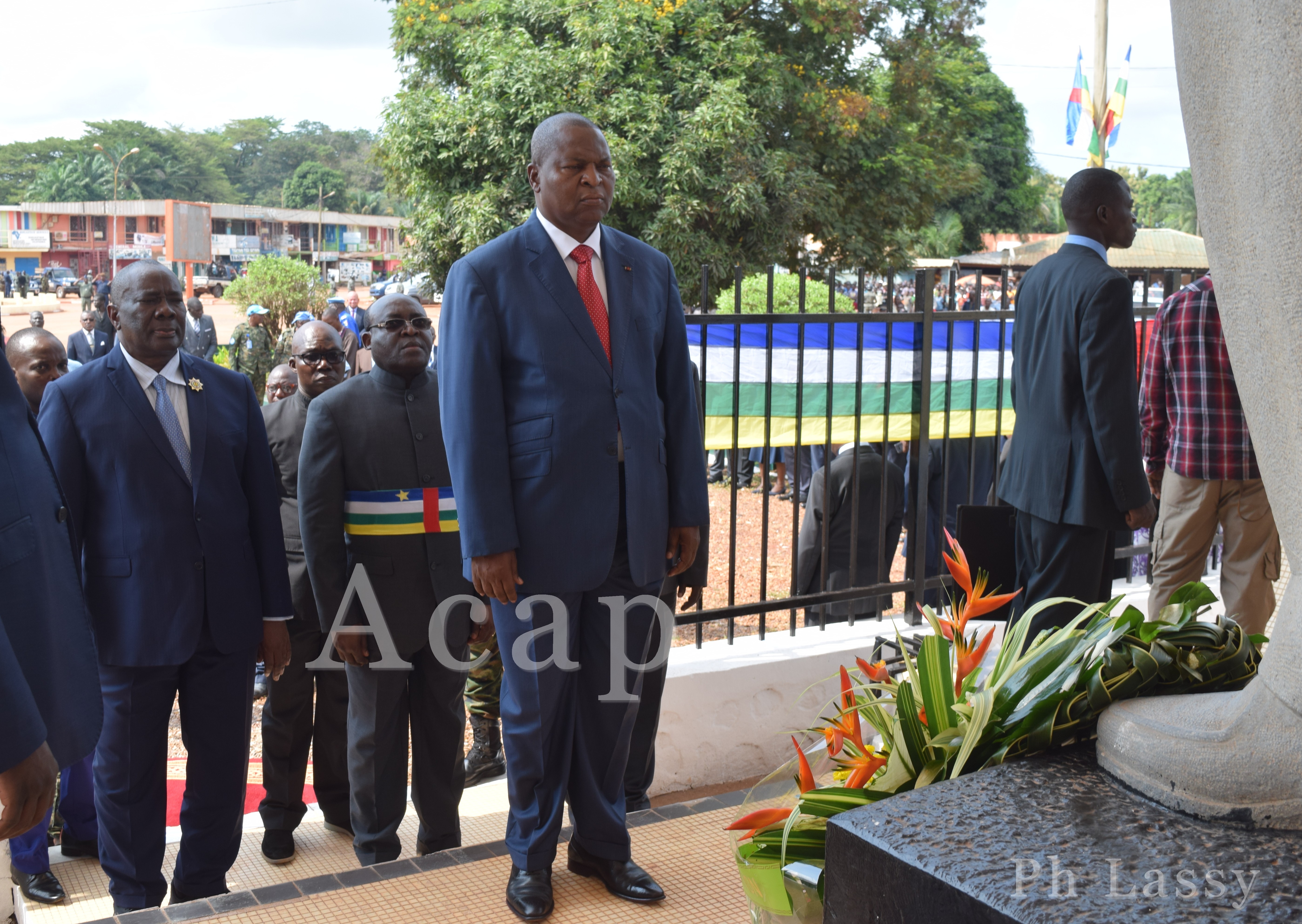 Faustin Archange Touadéra se recueillant au monument Boganda, le 13 août 2018