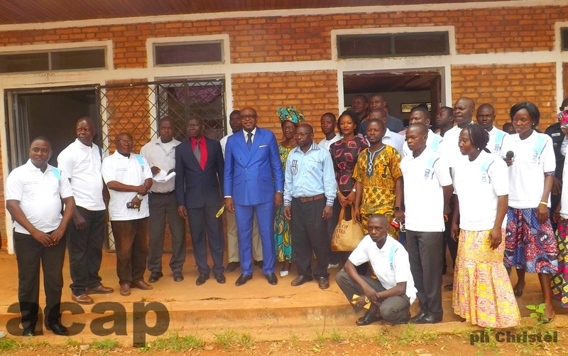 Photo de famille des participants avec le ministre Ange Maxime Kazagui (centre)