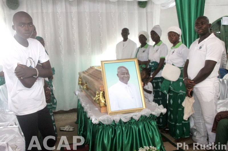 Le cercueil du défunt pasteur Ayoumbi Bokali entouré par les fidèles