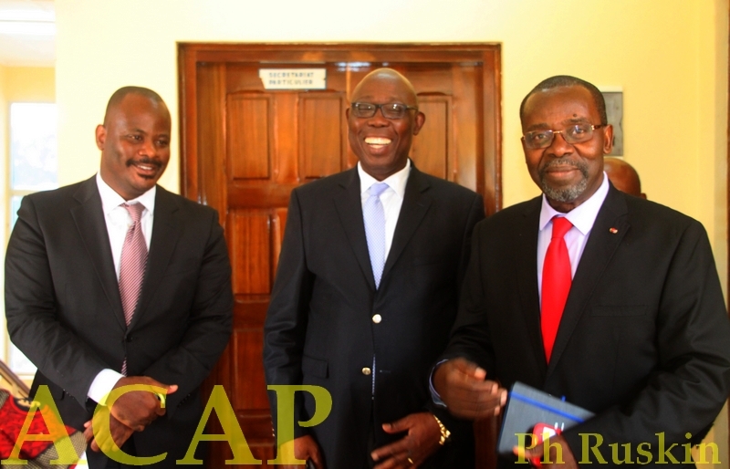 Le ministre Félix Moloua (milieu) en compagnie de Ramalebana Boniswa et André Nzapayéké