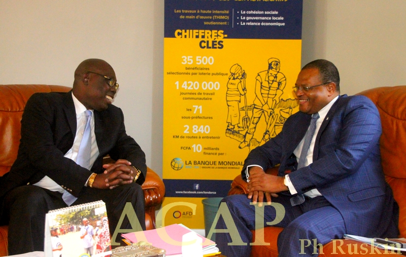 Le ministre Félix Moloua (g) et son hôte fortuné Ofambo Nchama