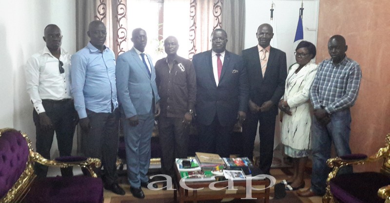 Le Président du CNOSCA Gilles Gilbert Gresenguet reçoit le nouveau bureau de la Fédération Centrafricaine de Handball