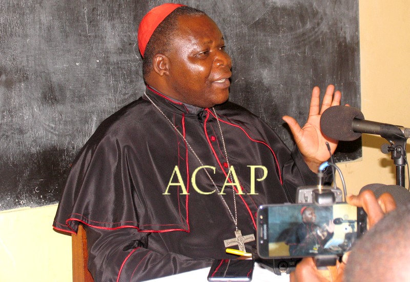 Le Cardinal Dieudonné Nzapalaïnga devant les journalistes