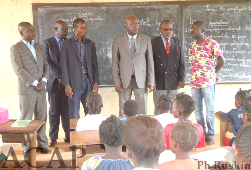 Simplice Mathieu Sarandji en visite dans une école de Bangui