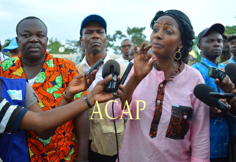 La ministre Virginie Mbaïkoua s'adressant aux manifestants