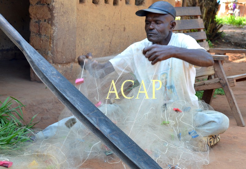 Maurice Douwo Mognako, un des rapatriés volontaires de Mongoumba réparant ses filets de pêche
