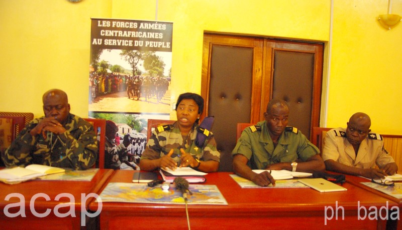La colonelle Ghislaine-Léa Yangongo, lors de sa conférence de presse,