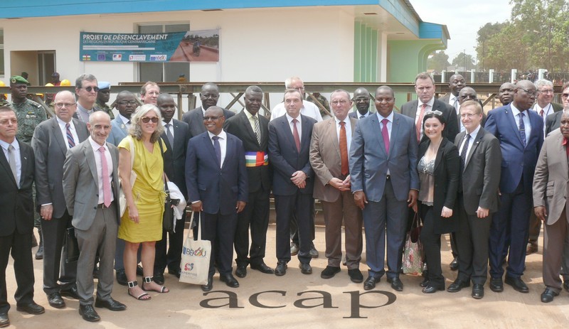 Photo de famille avec le Président Touadéra après le lancement officiel du projet à Bimbo